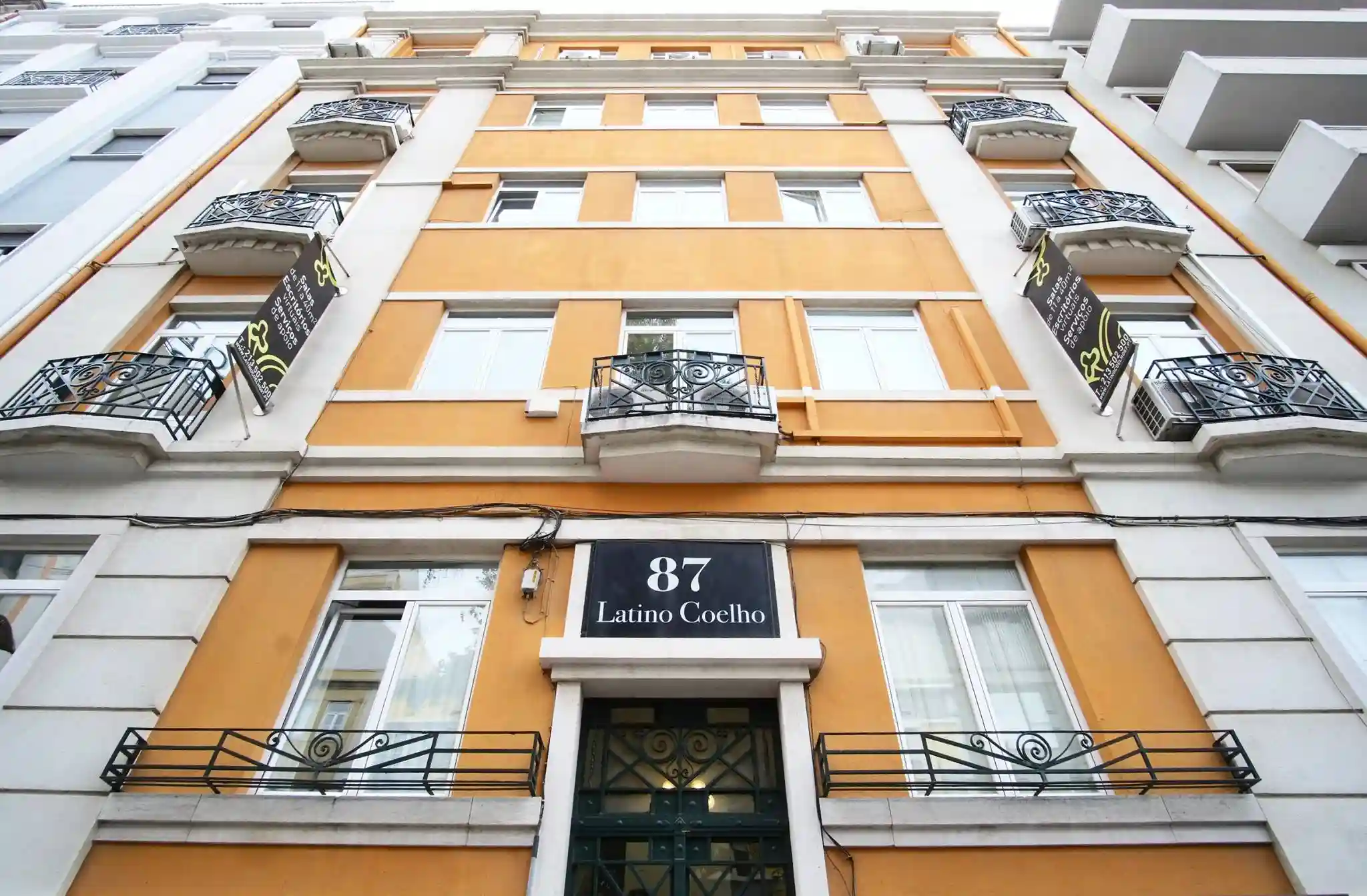 Espaços de trabalho flexíveis num edifício de prestígio no centro de Lisboa.